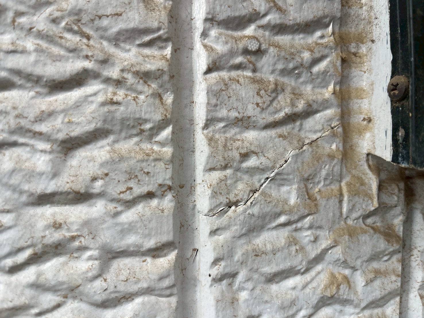 サッシ付近がひび割れているサイディング